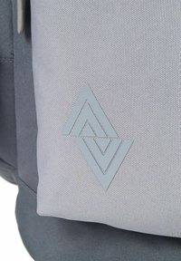 Zaino grigio con un tessuto testurizzato e un logo geometrico grigio chiaro, composto da triangoli sovrapposti.