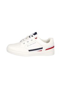 Zapatilla blanca con superficie suave, con acentos en azul marino y rojo en el lateral. Suela texturizada y perforaciones en la puntera para transpirabilidad.