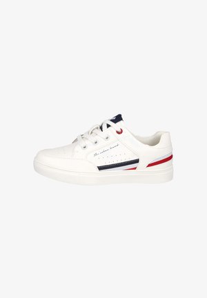 Zapatilla blanca con superficie suave, con acentos en azul marino y rojo en el lateral. Suela texturizada y perforaciones en la puntera para transpirabilidad.