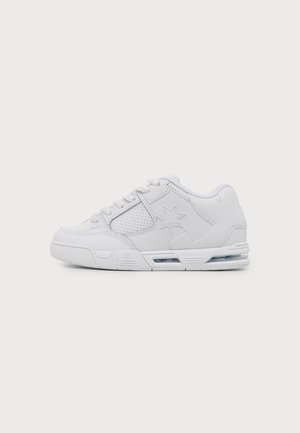 Sneaker bianca a taglio basso con chiusura con lacci, dettagli traforati e motivo a forma di stella sul lato, su sfondo bianco.