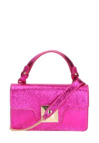 Sac à main métallique fuchsia de forme rectangulaire, avec une bandoulière en chaîne et un accent carré doré à l'avant. Texture lisse et design structuré.