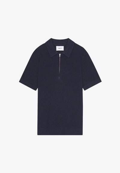 Laivastonsininen ribbineulottu lyhythihainen poolopaita, jossa on etuviistoketju ja klassinen kaulus.