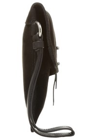 Černá semišová kabelka s plochým designem, vybavená bočním popruhem a klopovým uzavřením se stříbrným kováním. Hladký povrch s matným finišem.