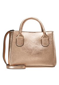 Sac à main rose doré brillant avec deux poignées courtes sur le dessus et une bandoulière longue détachable, forme rectangulaire avec un design structuré.