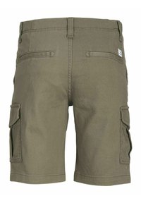 Shorts cargo vert olive avec passants pour ceinture, deux poches arrière à passepoil et poches latérales à rabat.