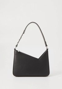 Mala de mão em pele preta com um design estruturado e triangular e uma única alça. Apresenta um fecho de correr prateado e um logótipo em relevo na parte frontal.