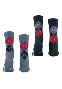 Vier paartjes argyle-gepatenteerde sokken in donkergrijs, lichtgrijs en rood, met een mengeling van diamantvormen en witte accenten.