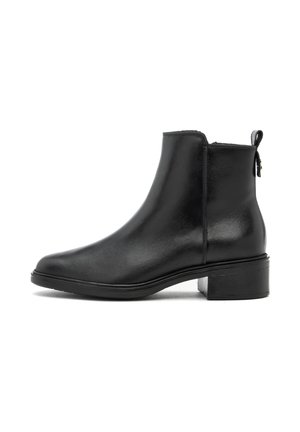 - Ankle boot