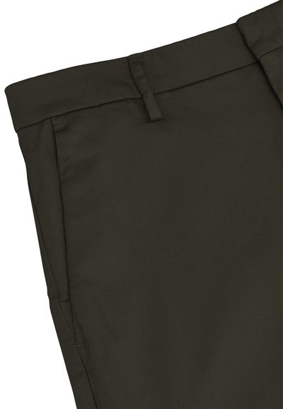 Ceinture de pantalon vert foncé avec détail de passant de ceinture et poche latérale visible sur un fond uni.