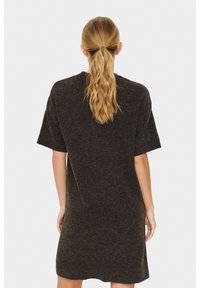 Robe en tricot surdimensionnée de couleur marron foncé avec des manches courtes, à coupe droite et texture douce. Présente un design simple et classique.