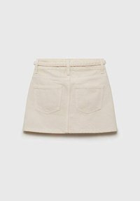 Jupe en denim beige mini avec une coupe droite, passants de ceinture, deux poches arrière et des coutures soignées. Tissu texturé avec une finition lisse.