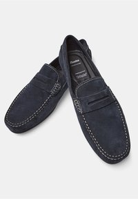 Ciemnoniebieskie zamszowe loafersy z białym przeszyciem i detalem w postaci paska z przodu. Miękka tekstura i wsuwana konstrukcja dla łatwego zakładania. Wkładka Ortholite.