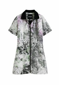 Robe à manches courtes avec un col noir, présentant un motif abstrait en blanc, noir et vert, avec une fermeture éclair à l'avant et une coupe décontractée.