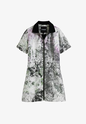 Rövid ujjú ruha fekete gallérral, absztrakt mintázattal fehér, fekete és zöld színben, elülső cipzárral és laza szabással.