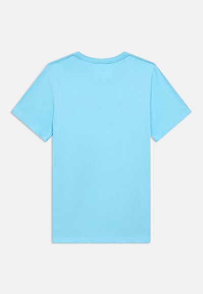 Schlichtes hellblaues Baumwoll-T-Shirt mit kurzen Ärmeln, flach liegend, Rückseite mit rundem Ausschnitt und einfacher Naht sichtbar.