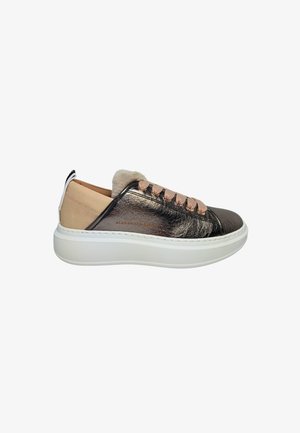 Metallic bronzene Sneaker mit beigen Akzenten, strukturierten Oberflächen, Fell-Detail an der Zunge und einer weißen Gummisohle. Die Schnürsenkel sind roségold metallic.