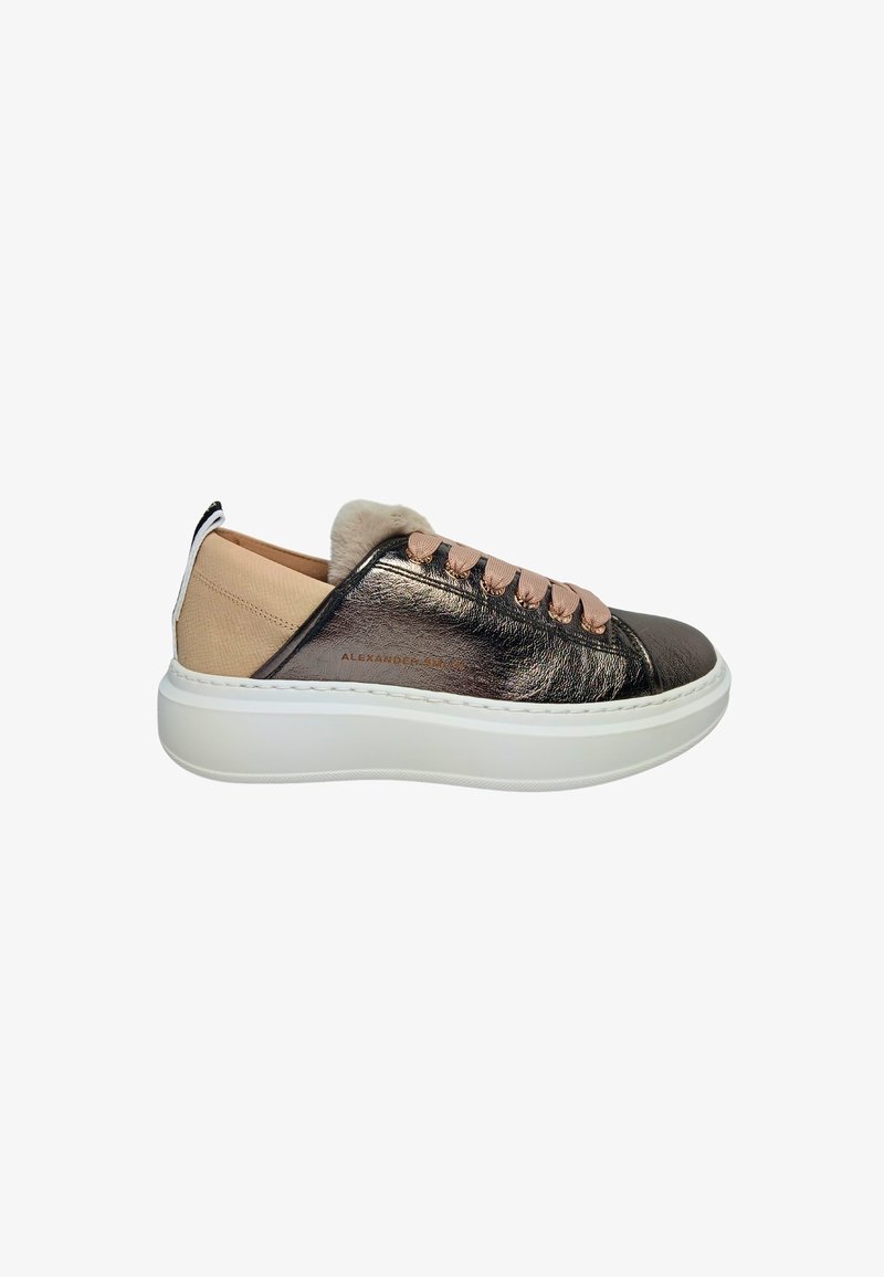 Baskets en bronze métallique avec des accents beiges, surface texturée, détail en fourrure sur la languette et semelle en caoutchouc blanc. Les lacets sont en métal rose.