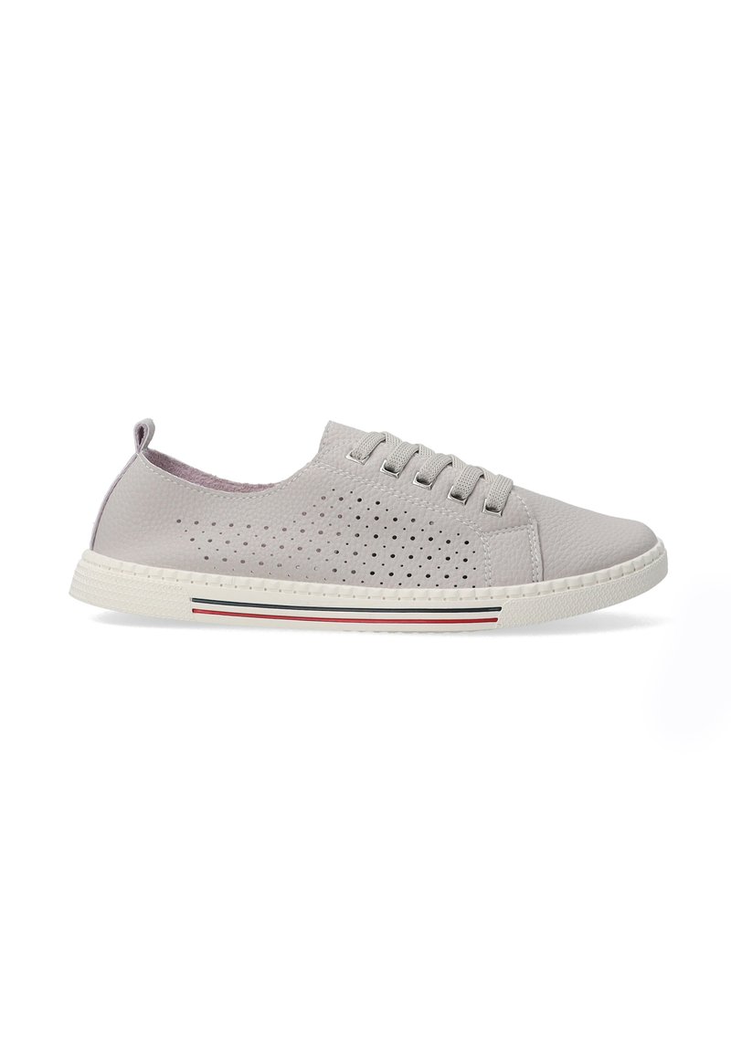Graue Ledersneaker mit durchbrochenem Design, weißer Gummisohle und roten sowie blauen Akzentstreifen. Sechs Ösen Schnürverschluss.