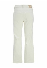 Jeans bianchi a gamba dritta con vita media. Presentano due tasche posteriori e un'etichetta del marchio beige sulla vita. Tessuto dalla superficie liscia.