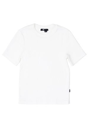 Bílé bavlněné tričko s krátkým rukávem, kulatým výstřihem a štítkem na levé straně. Hladká textura, jednoduchý design, žádné vzory ani další akcenty.