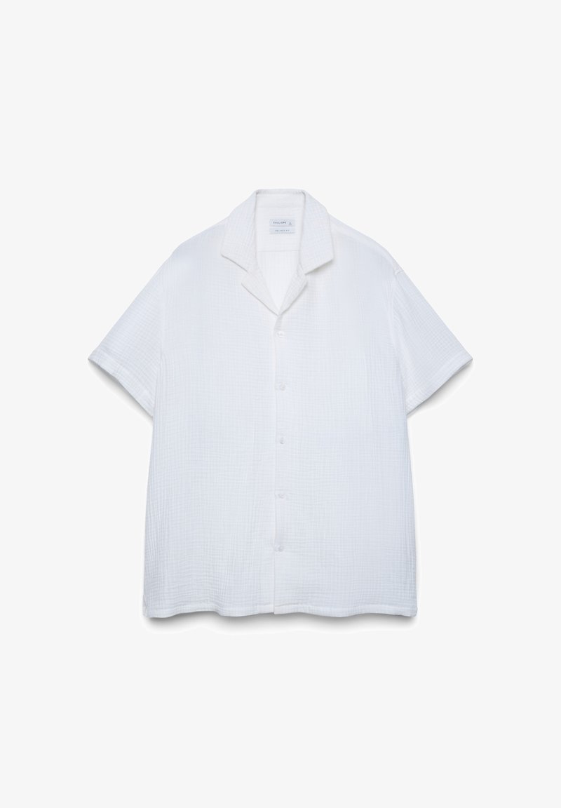 Weißes kurzärmeliges Hemd mit Knöpfen, strukturierter Stoff und einem verbreiterten Kragen, dargestellt auf weißem Hintergrund.