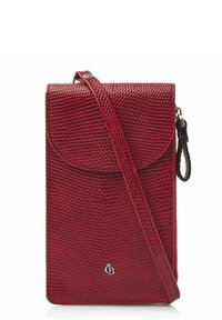 Sac bandoulière en cuir rouge avec une surface texturée, fermeture à rabat, sangle réglable et détail de logo embossé à l'avant.