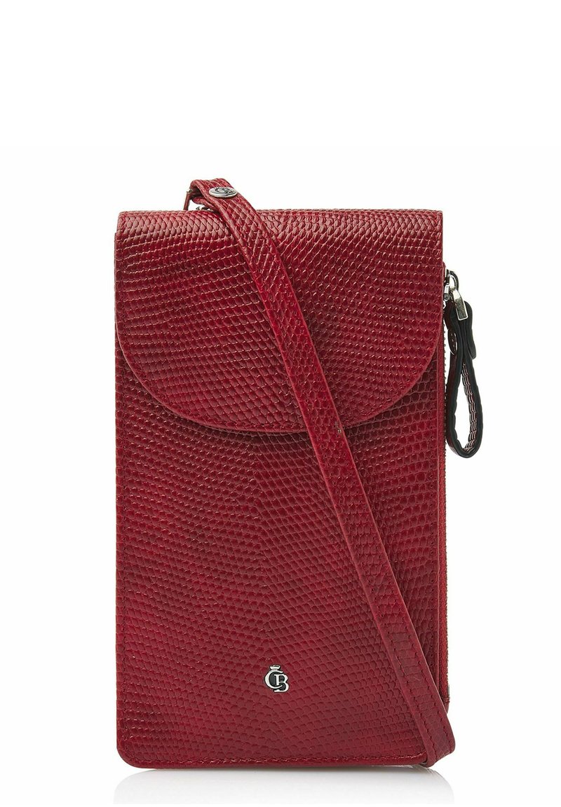 Sac bandoulière en cuir rouge avec une surface texturée, fermeture à rabat, sangle réglable et détail de logo embossé à l'avant.