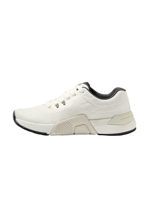 Weiße Sportschuhe mit einem strukturierten Obermaterial, grauen Akzenten und einer schwarzen Gummisohle. Verfügt über Schnürsenkel und ein markantes geometrisches Design an der Seite.