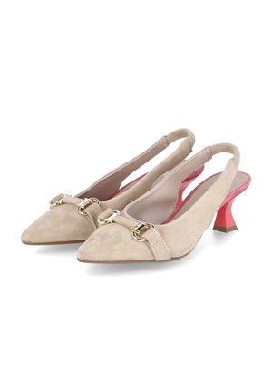 Beige suède slingback hakken met spitse neuzen, voorzien van gouden hardware accenten en een rode sculptuurhak. Glad interieur.