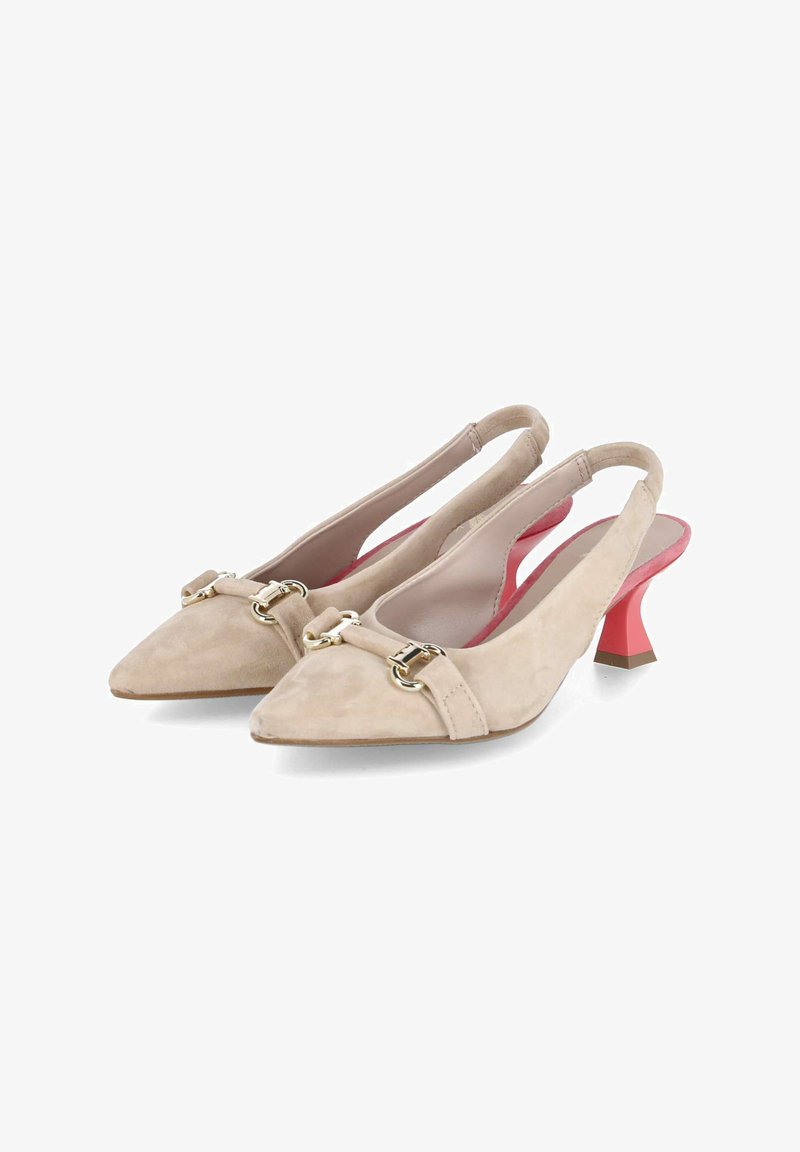 Beige suède slingback hakken met spitse neuzen, voorzien van gouden hardware accenten en een rode sculptuurhak. Glad interieur.