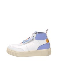 Sneaker alta con toma in pelle bianca, dettagli in azzurro chiaro e lavanda, suola in gomma color crema e linguetta di presa gialla in contrasto.