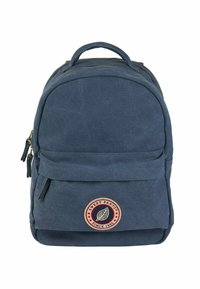 Sac à dos en toile marine avec un dessus arrondi, zips dorés, poche avant et un patch logo circulaire représentant une feuille, avec des accents rouges et blancs.