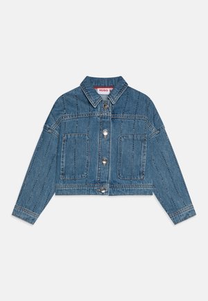 Veste en denim coupée de couleur bleu clair avec un col pointu, fermeture à boutons argentés, deux poches avant et des coutures décoratives le long des épaules.