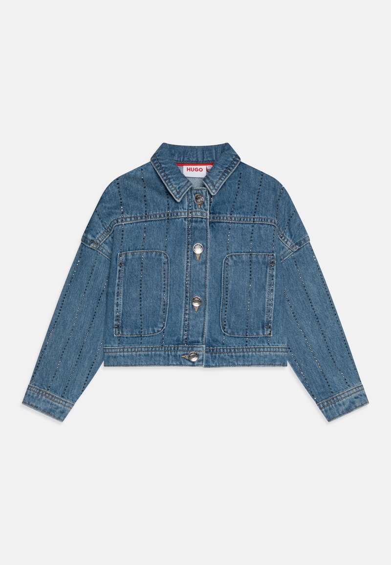 Kuttet denimjakke i lys blå med spiss krage, sølvknapper foran, to forsidelommer og dekorativ søm langs skuldrene.