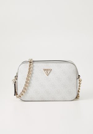 Sac bandoulière rectangulaire blanc avec motif logo subtil, bandoulière chaîne dorée et logo métallique triangulaire Guess à l'avant.