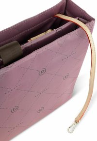 Sac à main en nylon rose avec un motif en diamant, doté d'une sangle de couleur claire et de plusieurs compartiments. Comprend un crochet pour une fermeture sécurisée.