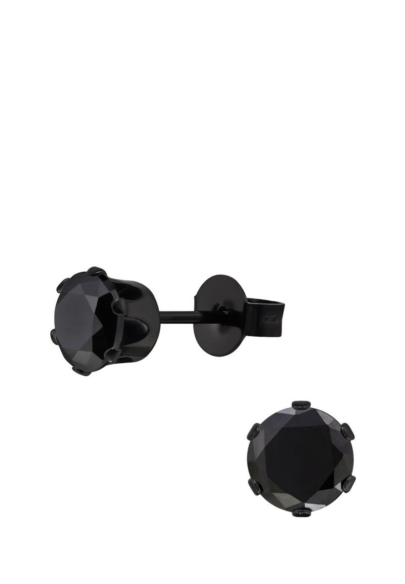 Zwarte stud oorbellen met ronde facet geslepen stenen en een gepolijste afwerking. Het metalen achterwerk en de klauwinstellingen benadrukken de vorm van de edelsteen.
