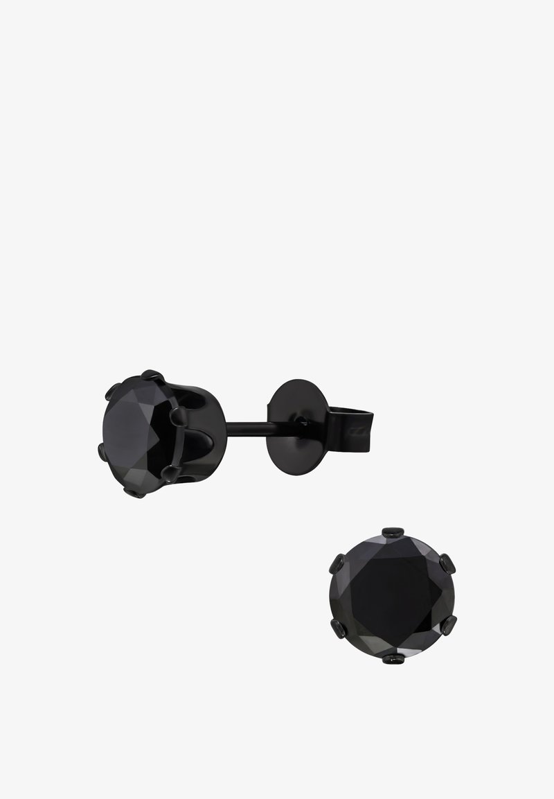 Zwarte stud oorbellen met ronde facet geslepen stenen en een gepolijste afwerking. Het metalen achterwerk en de klauwinstellingen benadrukken de vorm van de edelsteen.