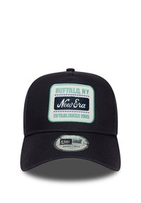 Schwarze Baseballmütze mit strukturiertem Design, ausgestattet mit einem türkisblauen und marineblauen Patch, auf dem "Buffalo, NY" und "New Era" gestickt sind. Verstellbarer Riemen.