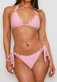 Rosa bikini set med glittrande textur, triangulär topp med halterneck och justerbar botten med sidrem som har dekorativa hårdvarudetaljer.