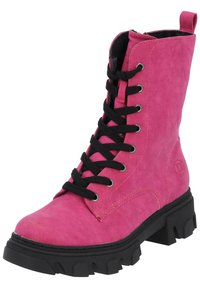 Botín de ante rosa con cordones, suela negra resistente, cordones negros y ojales de metal, además de una pestaña en la parte trasera para ponérselo con facilidad.