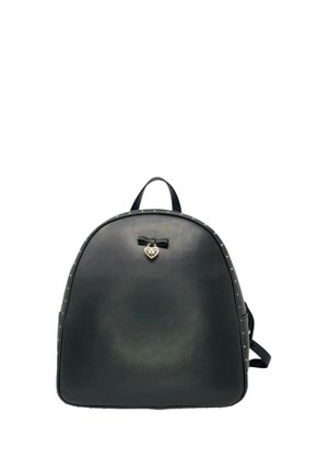 Zaino in pelle nera con piccoli borchie dorate lungo i bordi, un fiocco nero e un piccolo ciondolo dorato a forma di cuore sul davanti.