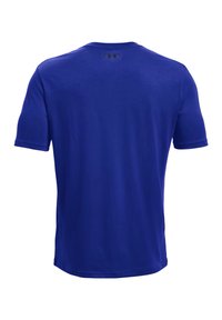Královsky modré sportovní tričko s krátkým rukávem a malým černým logem poblíž výstřihu na zadní straně.