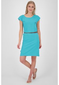 Turkusowa sukienka z krótkim rękawem o luźnym kroju, z okrągłym dekoltem i plecionym brązowym paskiem w talii. Gładki, bawełniany materiał.