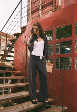 Stradivarius, CROPPED HIGH NECK SWEATSHIRT - Sweat zippé - grey