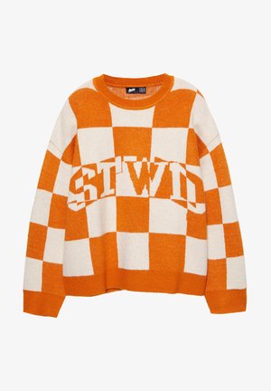 Pull oversized avec un motif en damier orange et crème, arborant un logo en bloc "STWID" tricoté sur le devant. Col rond et poignets côtelés.
