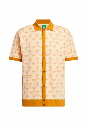 Kurzärmliges Hemd mit Knopfleiste, orangefarbenem Kragen, Manschetten und Saum, mit wiederholtem, hellorangefarbenem Adidas-Logo-Muster auf cremefarbenem Hintergrund.
