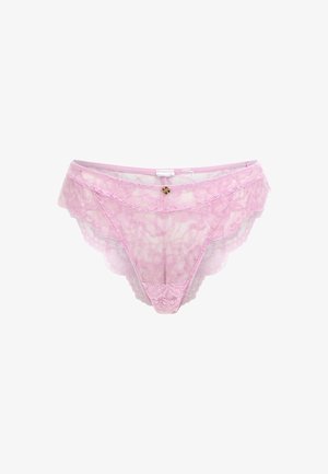 Lace lingerie in lichtroze met bloemmotief, gegolfde randen en een centrale gouden hardware detail. Zacht, doorzichtig stofontwerp.