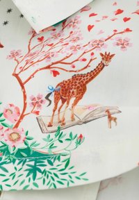 Valge kangas, millel on kaelkirjak, kes seisab avatud raamatu peal, ümbritsetud roosaid lilledest ja rohelisest lehtedest, koos puu ja südamega kujunduses.