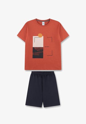 Oranges Baumwoll-T-Shirt mit geometrischem Druck und marineblauen Shorts. Das T-Shirt hat einen runden Ausschnitt und kurze Ärmel; die Shorts verfügen über einen elastischen Bund.